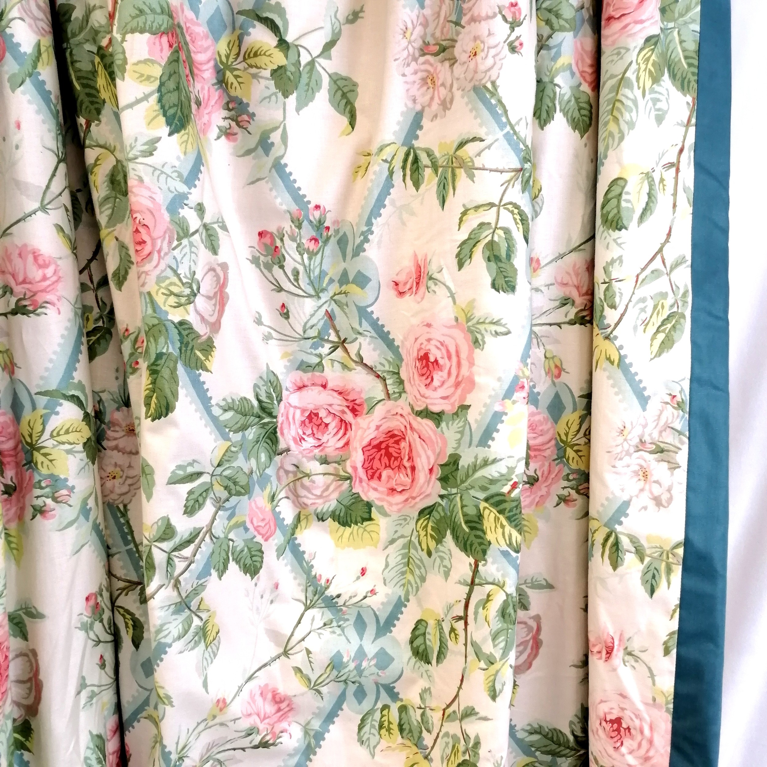 Pair of glazed cotton chintz interlined curtains with matching pelmet, each curtain measures 220