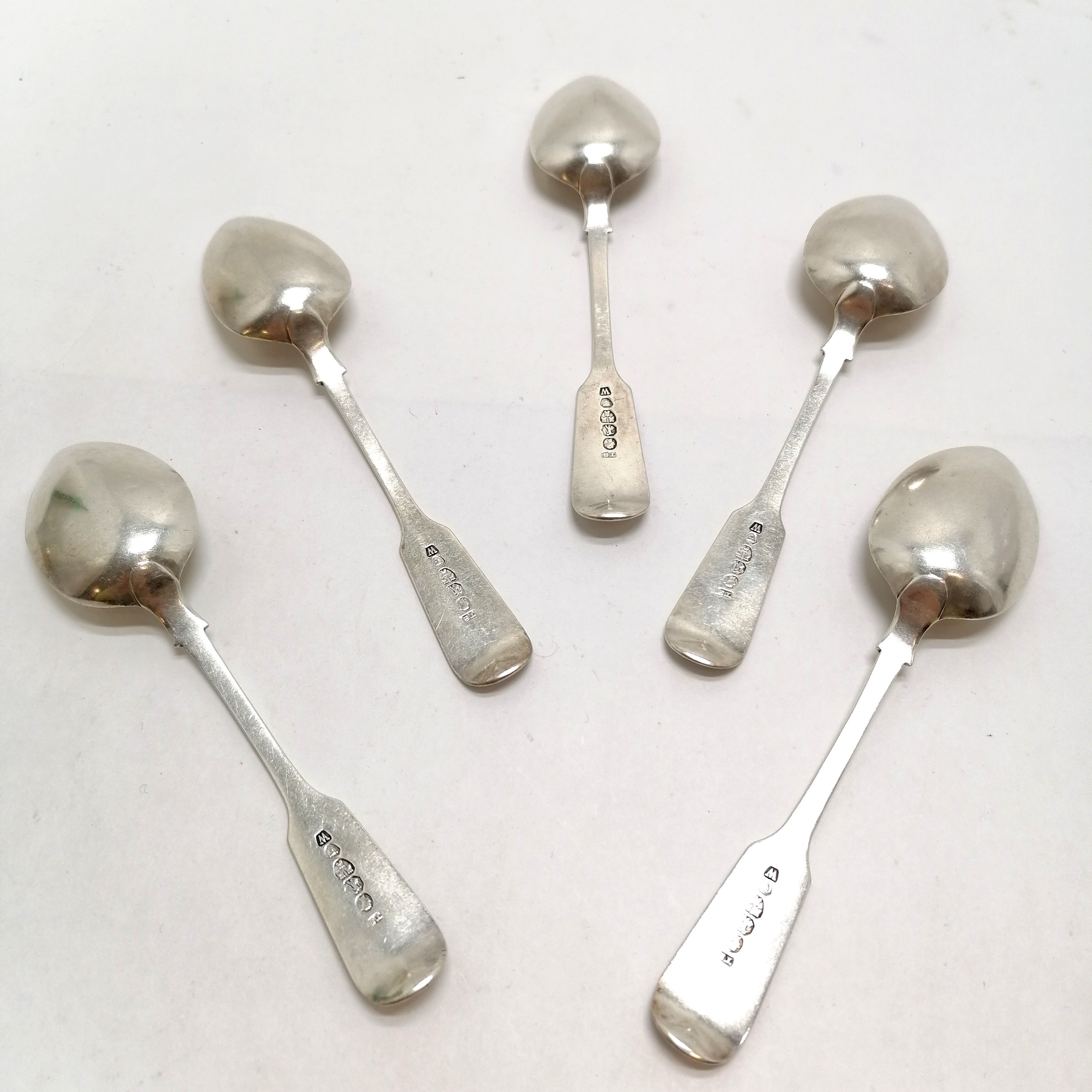 5 x Newcastle silver 1860 fiddle pattern teaspoons by Thomas Sewell - 13.5cm & 80g - Image 3 of 3