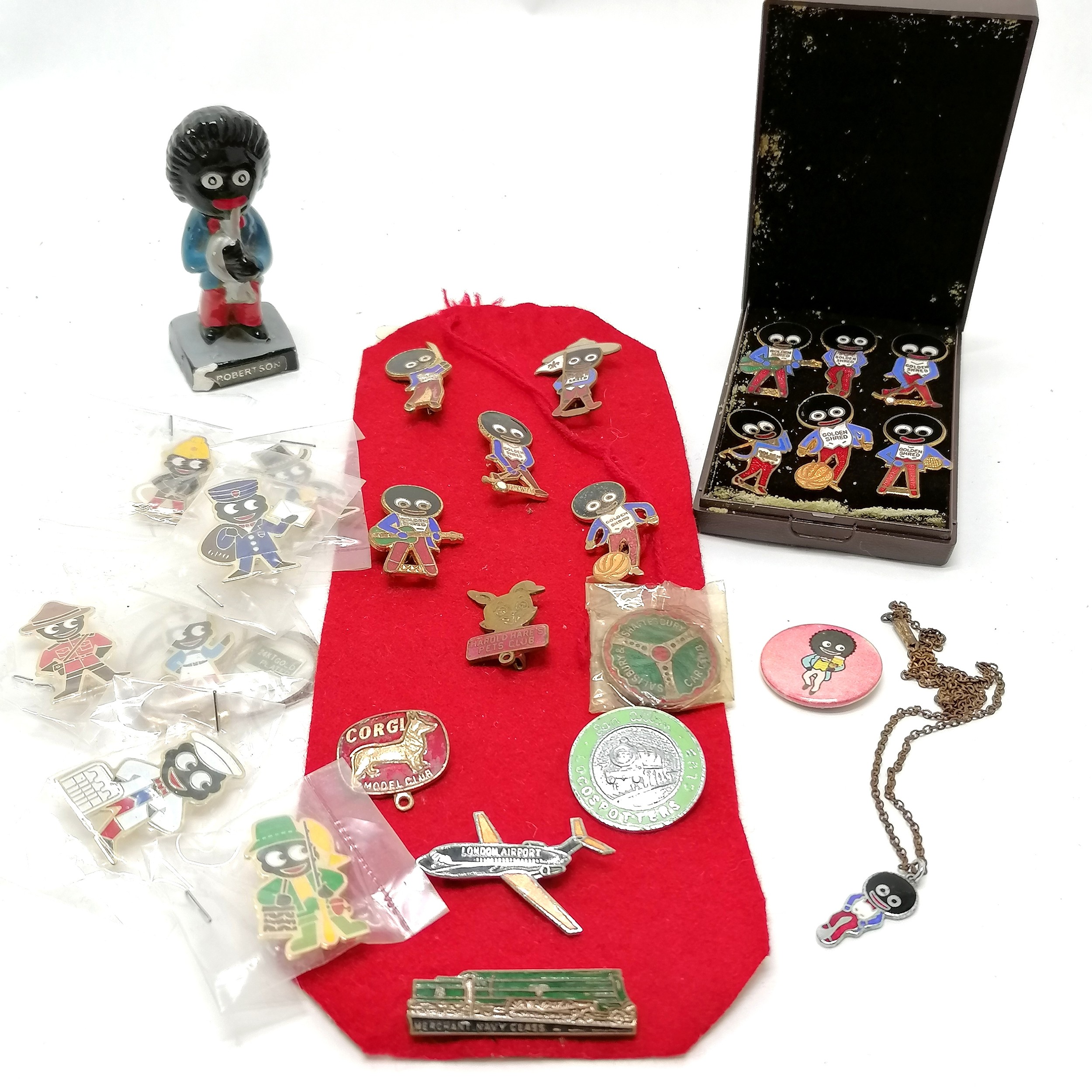 Small qty of golly badges of various decades + 2 pendants + badge etc