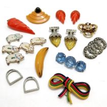 Qty of vintage plastics novelty dress clips / brooches inc carrot, banana, multi wire bow, ceramic