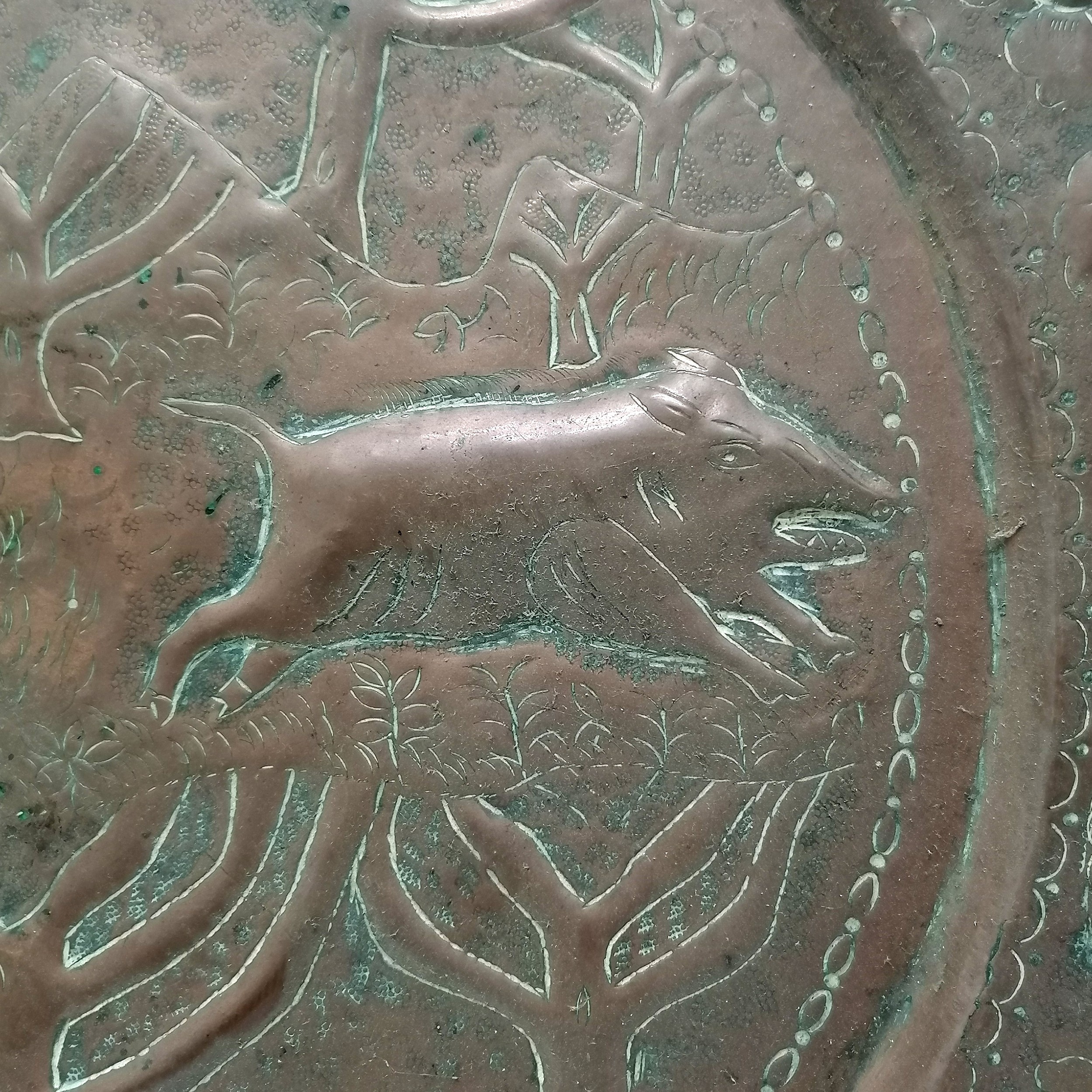 Copper wall charger with hand hammered decoration of a wild boar being hunted by a dog - 46cm - Image 4 of 4