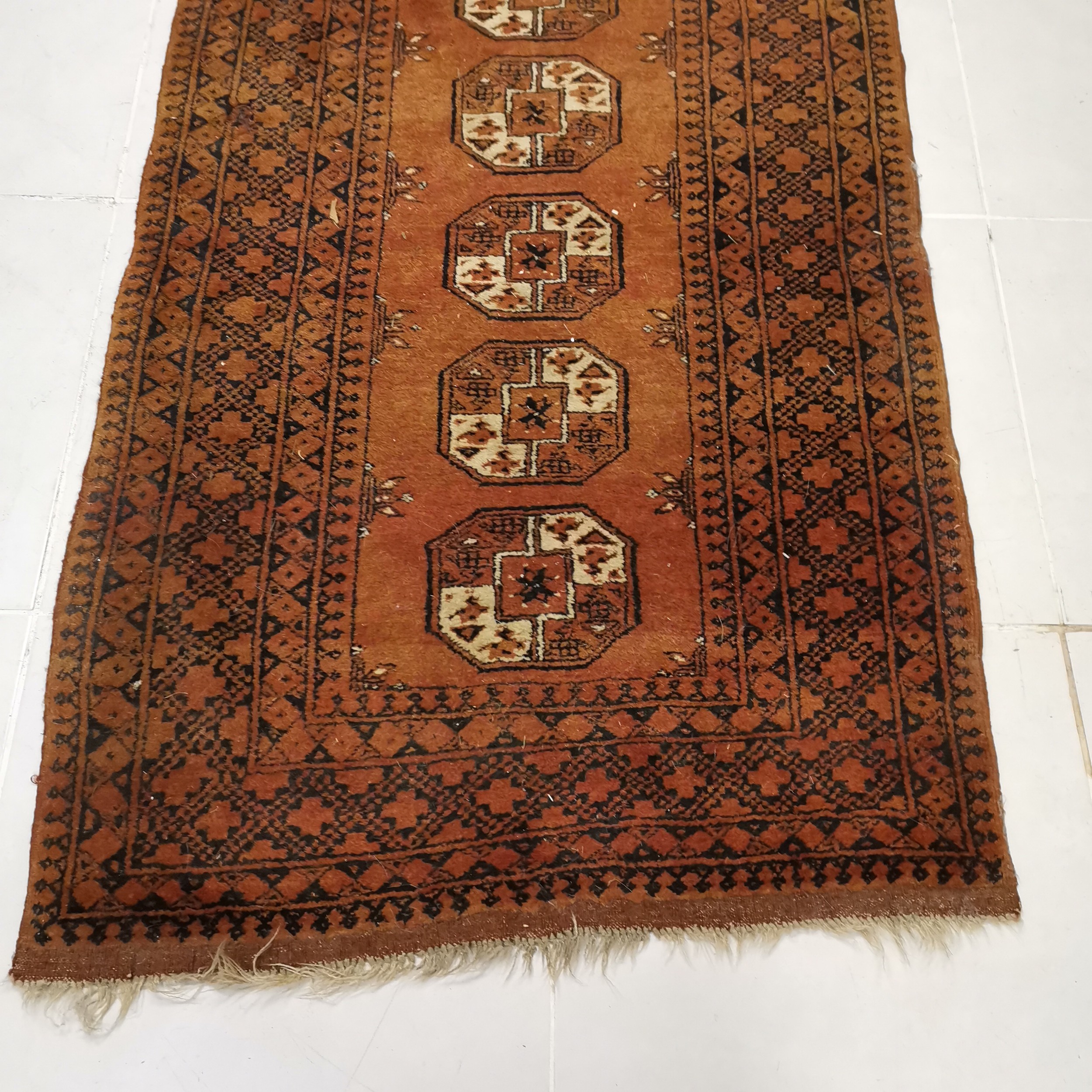 Brown ground rug with 5 central medallions within large border ~ 110 cm wide x 185 length - Image 2 of 4