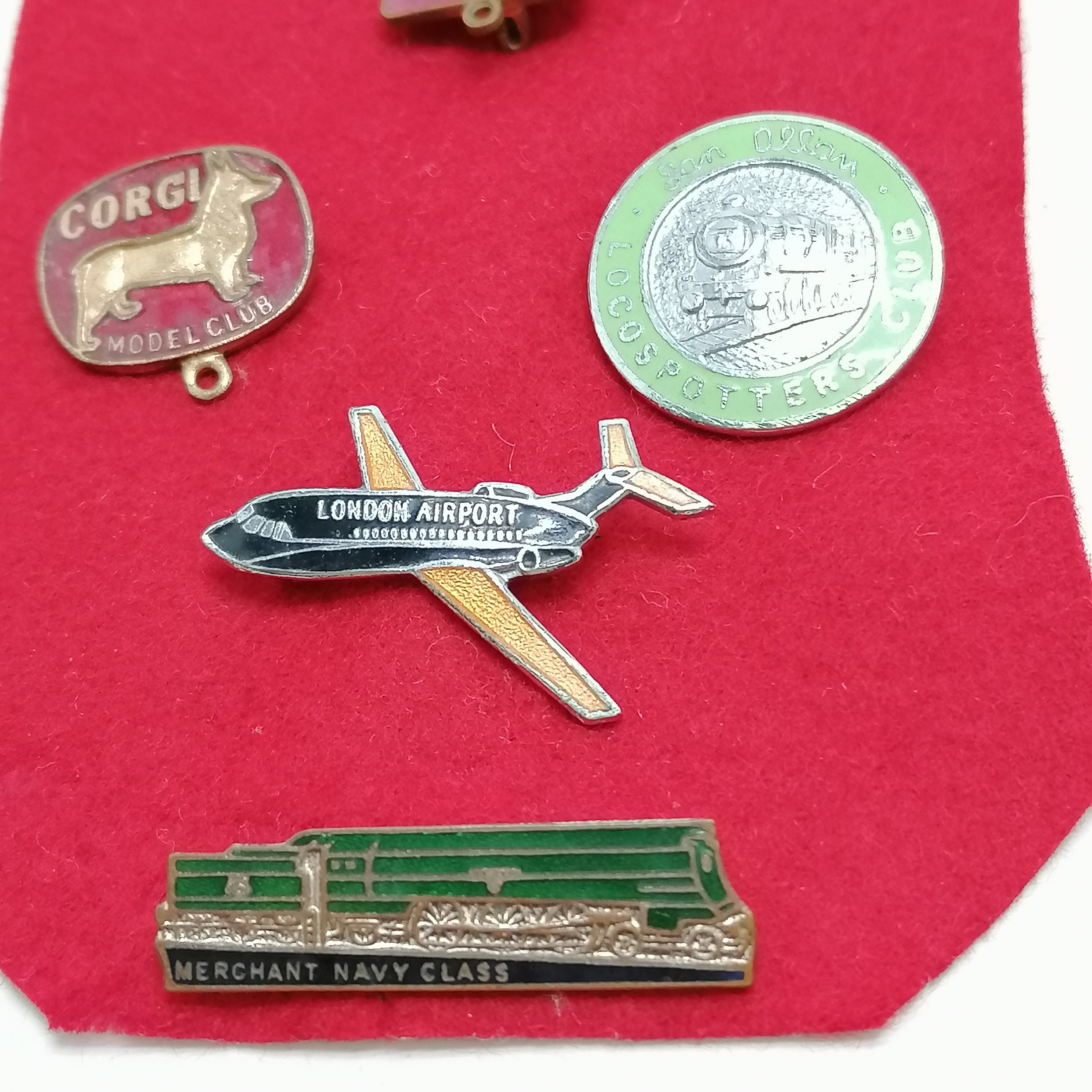 Small qty of golly badges of various decades + 2 pendants + badge etc - Image 4 of 6