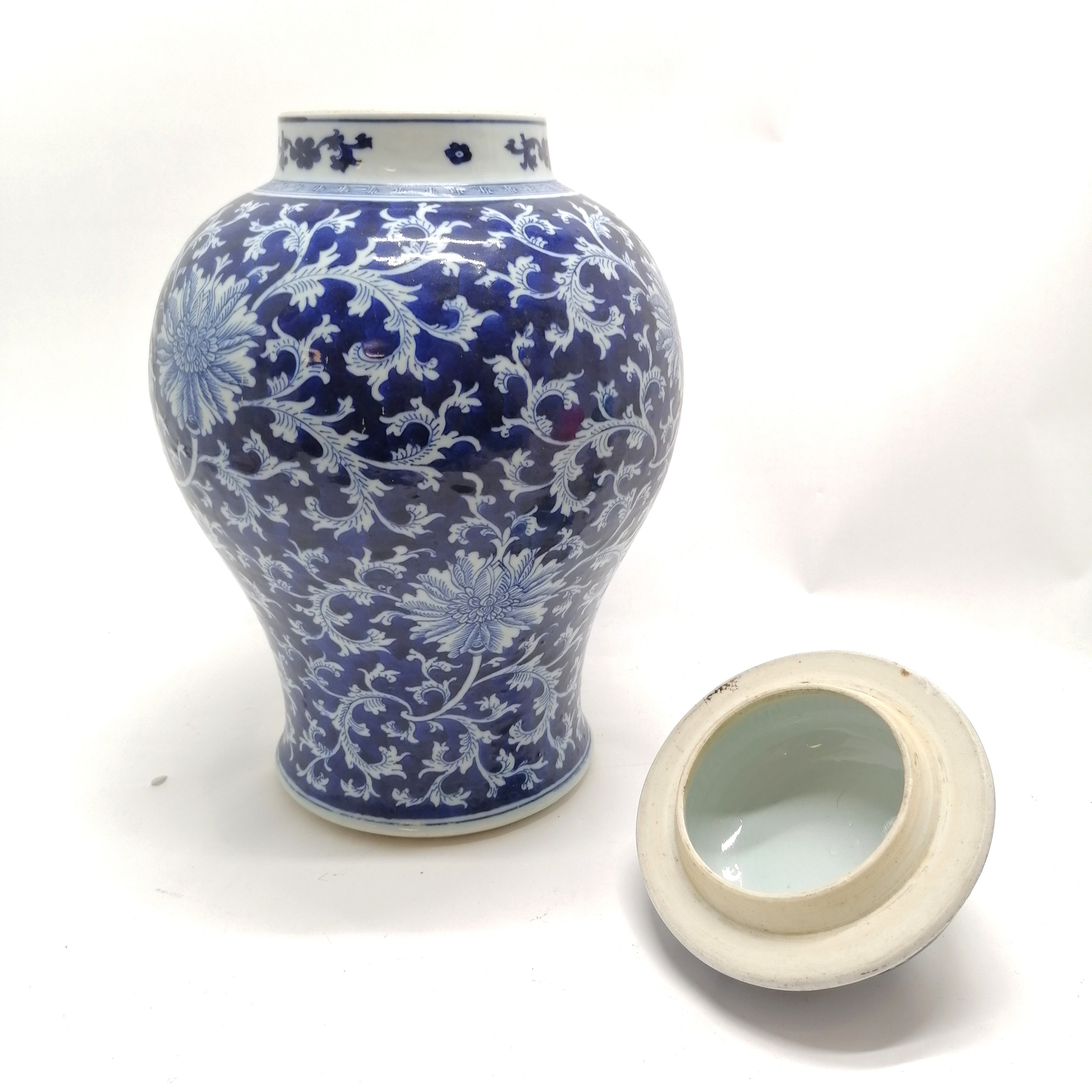 Antique Chinese blue & white large baluster vase with cover & profuse chysantheum decoration & 4 - Image 9 of 9