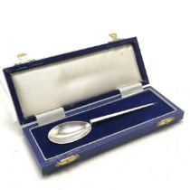 1954 silver cased Roman style anointing spoon by A E Jones - 18.6g & case 17cm x 6.5cm