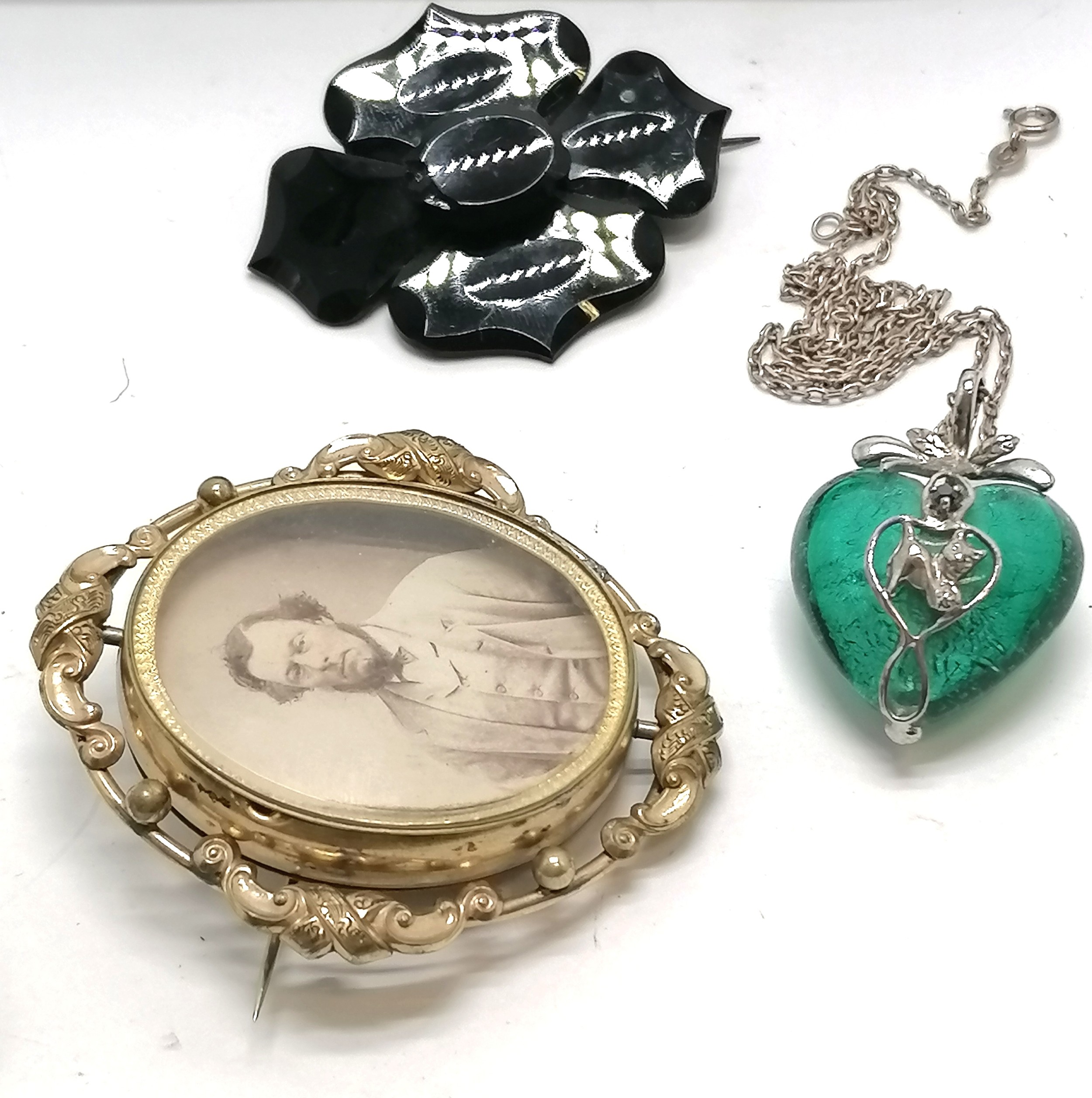 Quantity of antique and vintage jewellery incl. silver Venetian heart pendant on chain, jet panel - Image 2 of 3