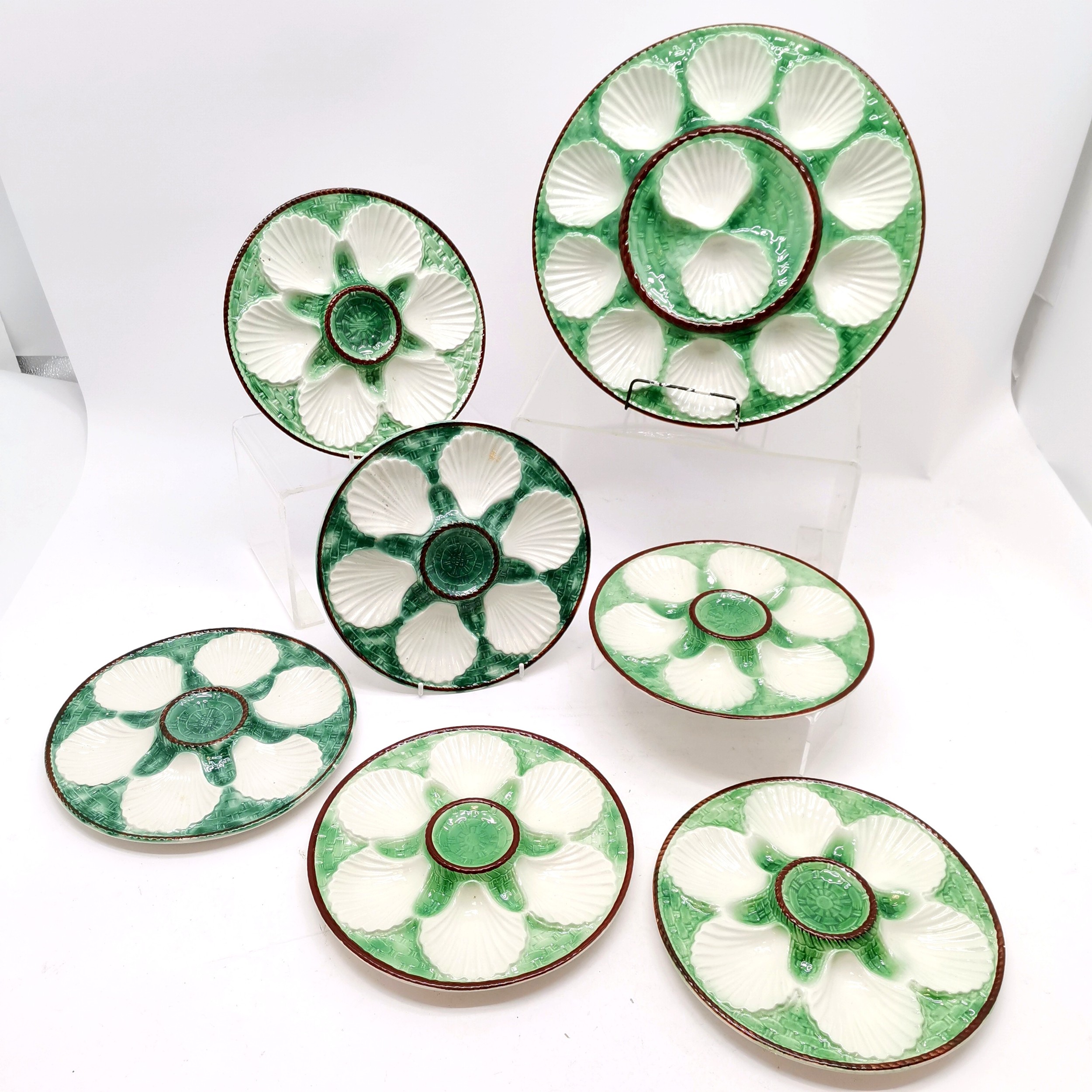 Majolica style serving set comprising of large circular platter 33 cm diameter, t/w set of 6 smaller