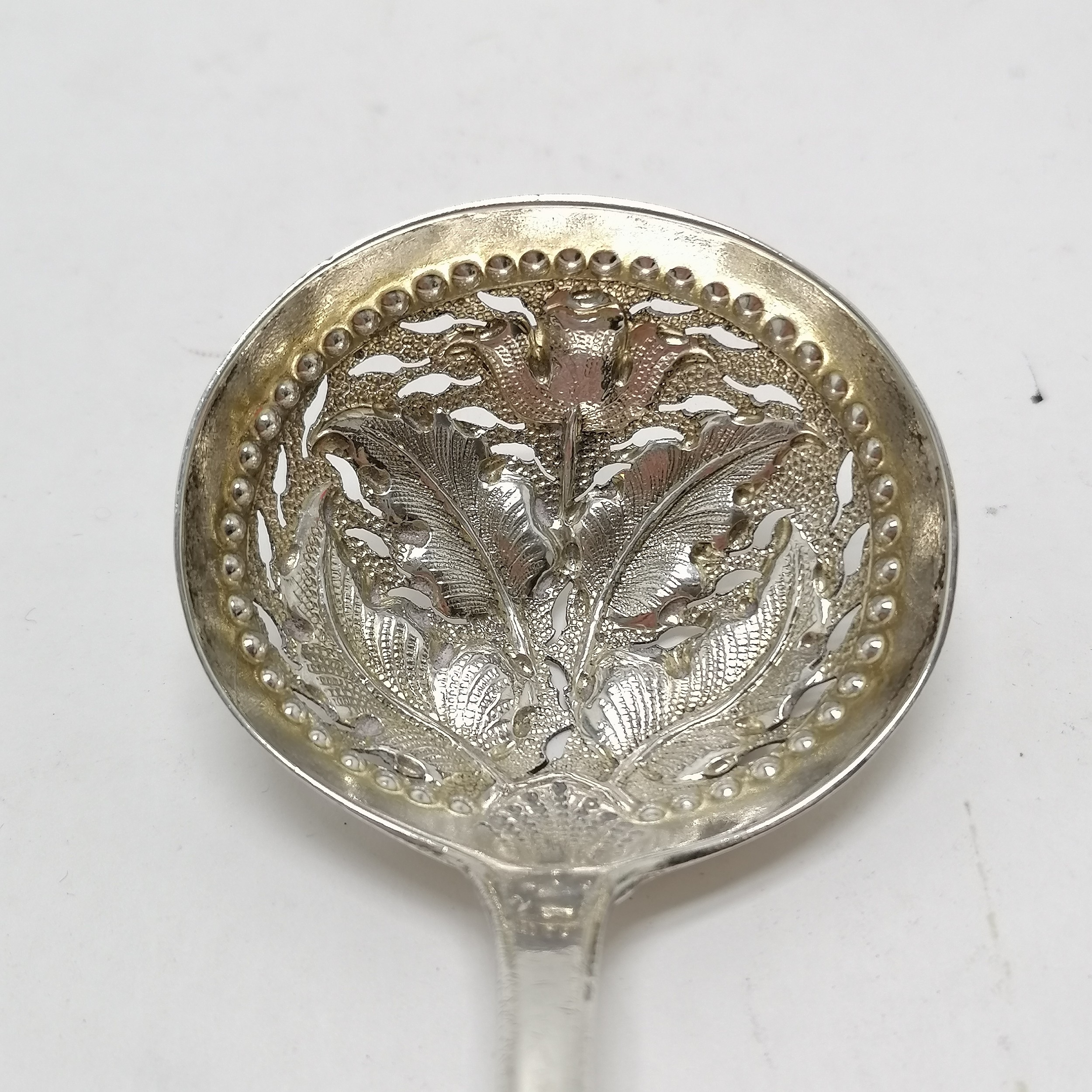 1830 silver sifting spoon with embossed & pierced detail to bowl which is in the form of a flower - Image 4 of 4