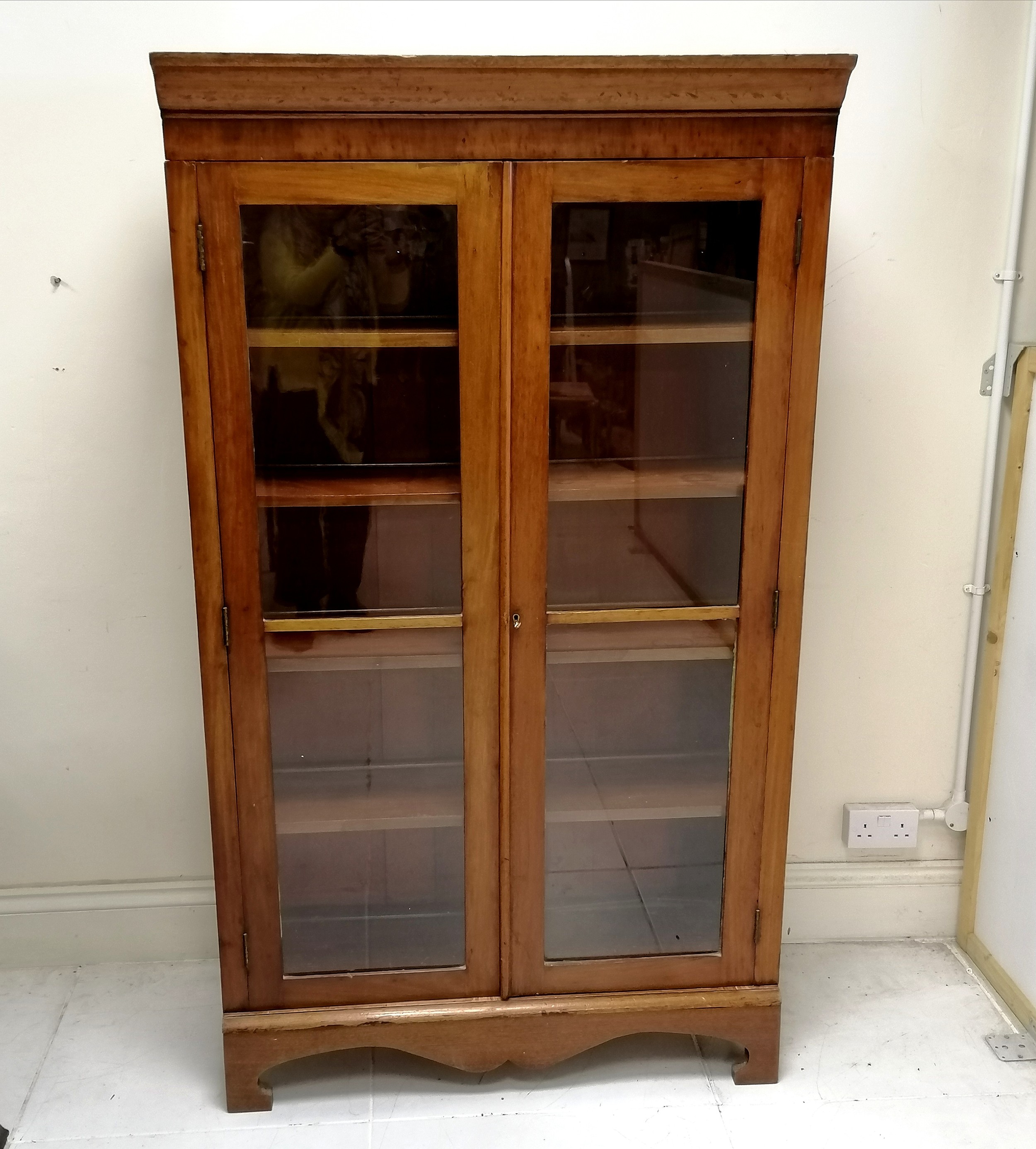 Antique mahogany 2 door glazed 4 shelf bookcase, on bracket feet, in used condition, 100 cm wide x - Image 2 of 5