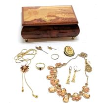 Wooden Italian music box containing small qty of jewellery inc 9ct gold ring 'Mum' (0.8g & has