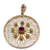 9ct marked gold circular pierced detail pendant set with garnet & pearls - 4.5cm drop & 3.1g total