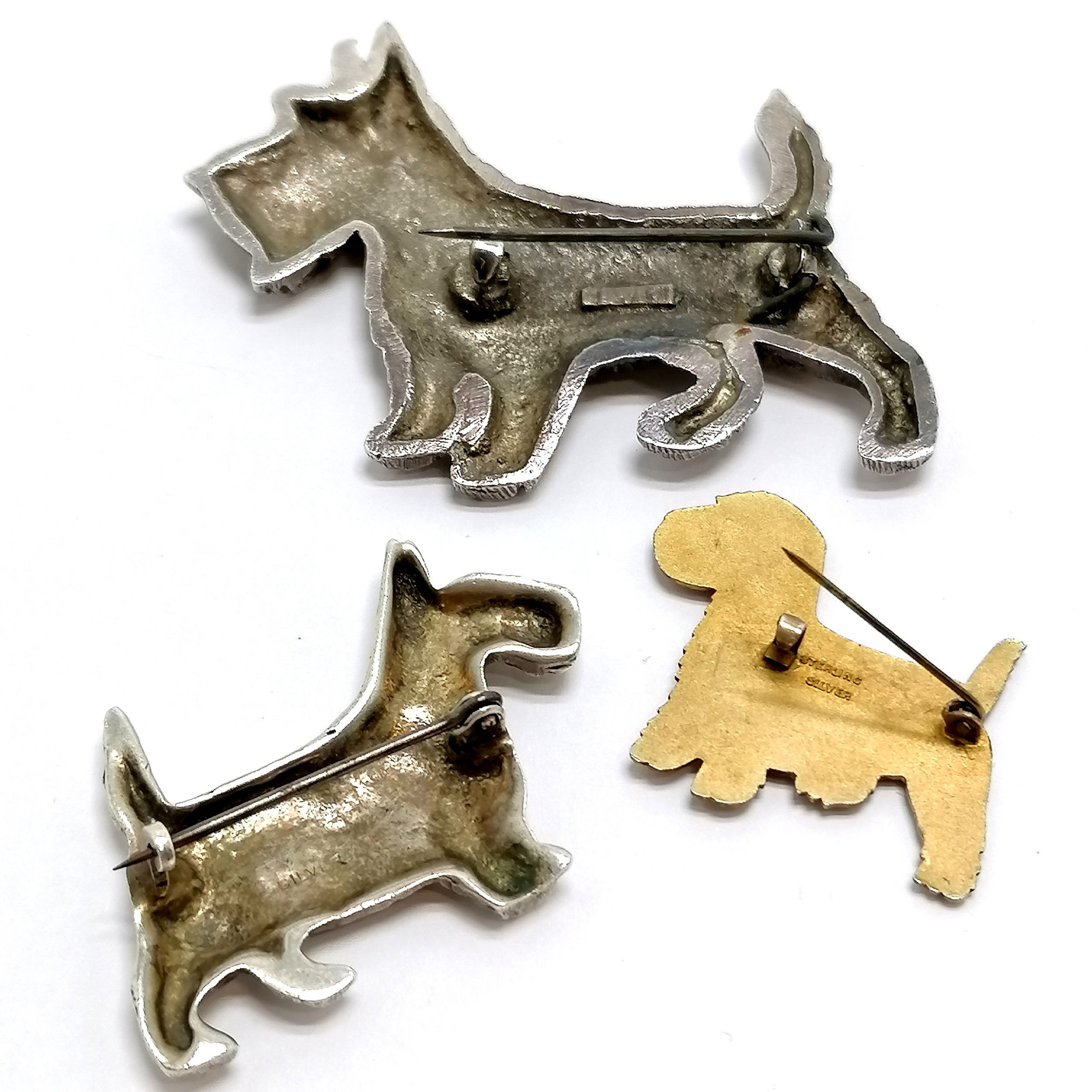 3 x antique silver marked dog brooches - largest 6.5cm across & total weight (3) 46g - Image 2 of 2