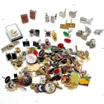 Qty of badges inc Guinness, Barbour, cat, Minnie Mouse, Britannia etc t/w qty of cufflinks / tie