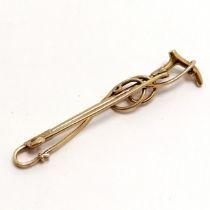 9ct hallmarked gold bar brooch in the form of a riding crop / whip with white metal detail - 6cm &