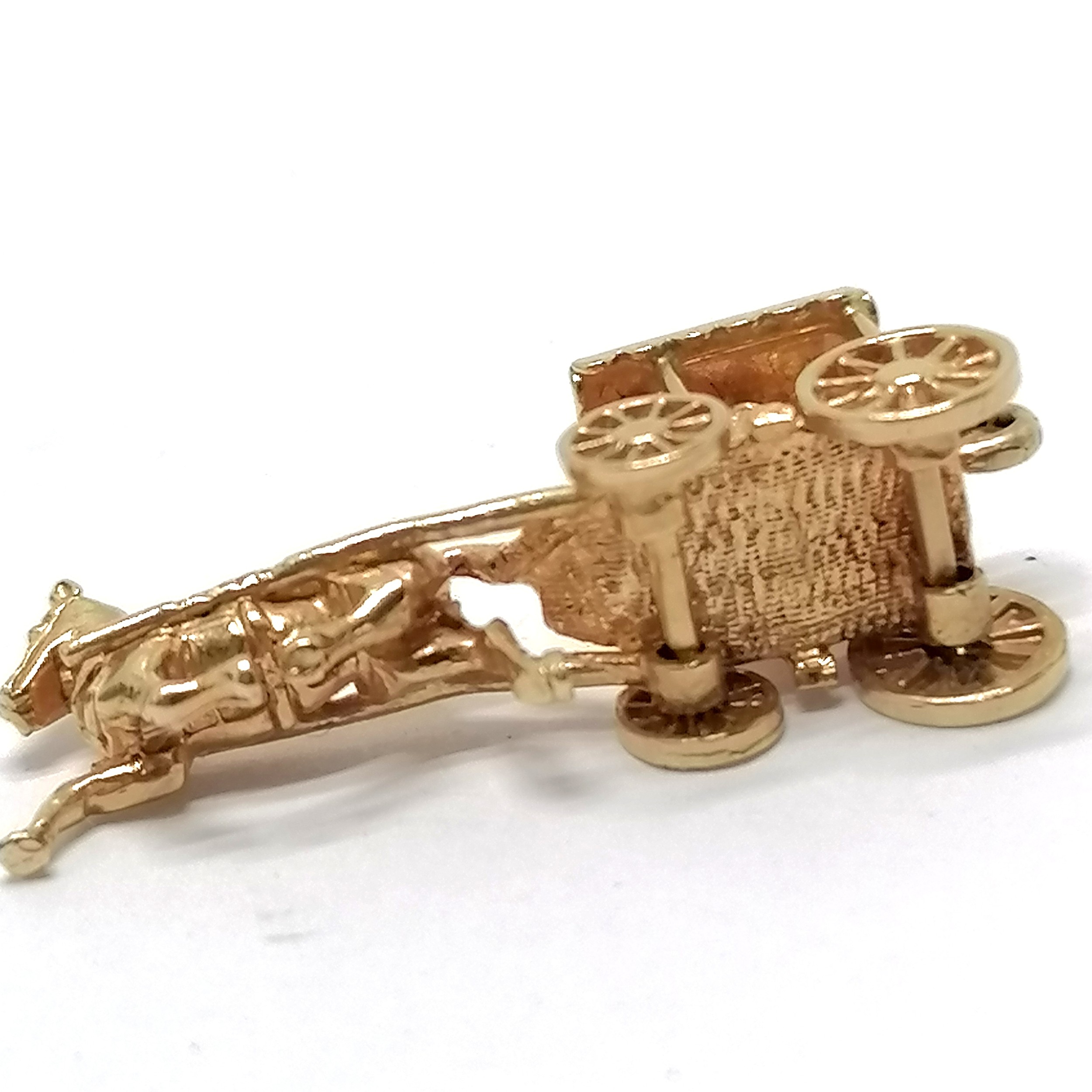 14ct hallmarked gold horse and carriage charm 3cm long 4.1g - Image 3 of 3