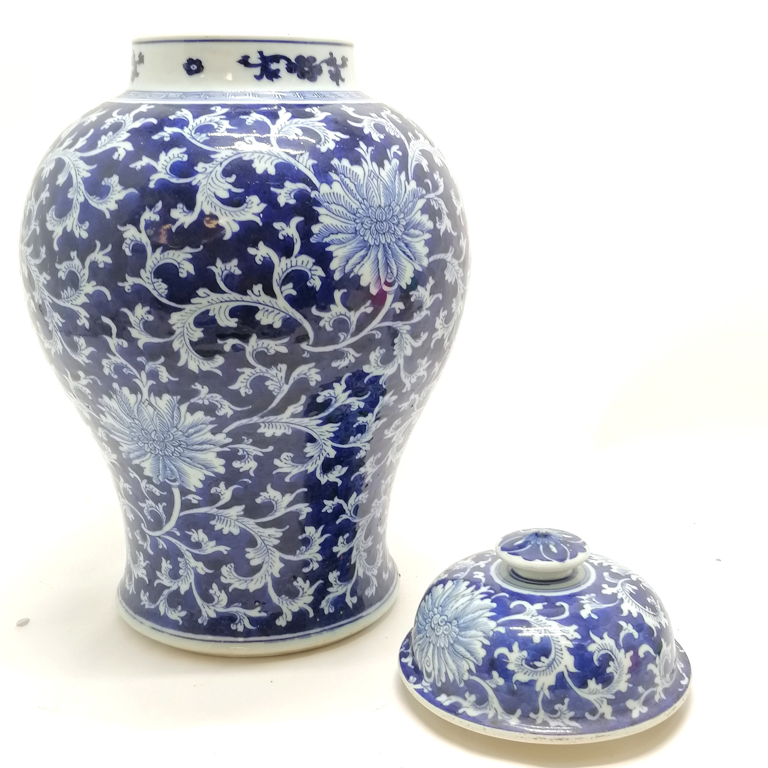Antique Chinese blue & white large baluster vase with cover & profuse chysantheum decoration & 4 - Image 5 of 9