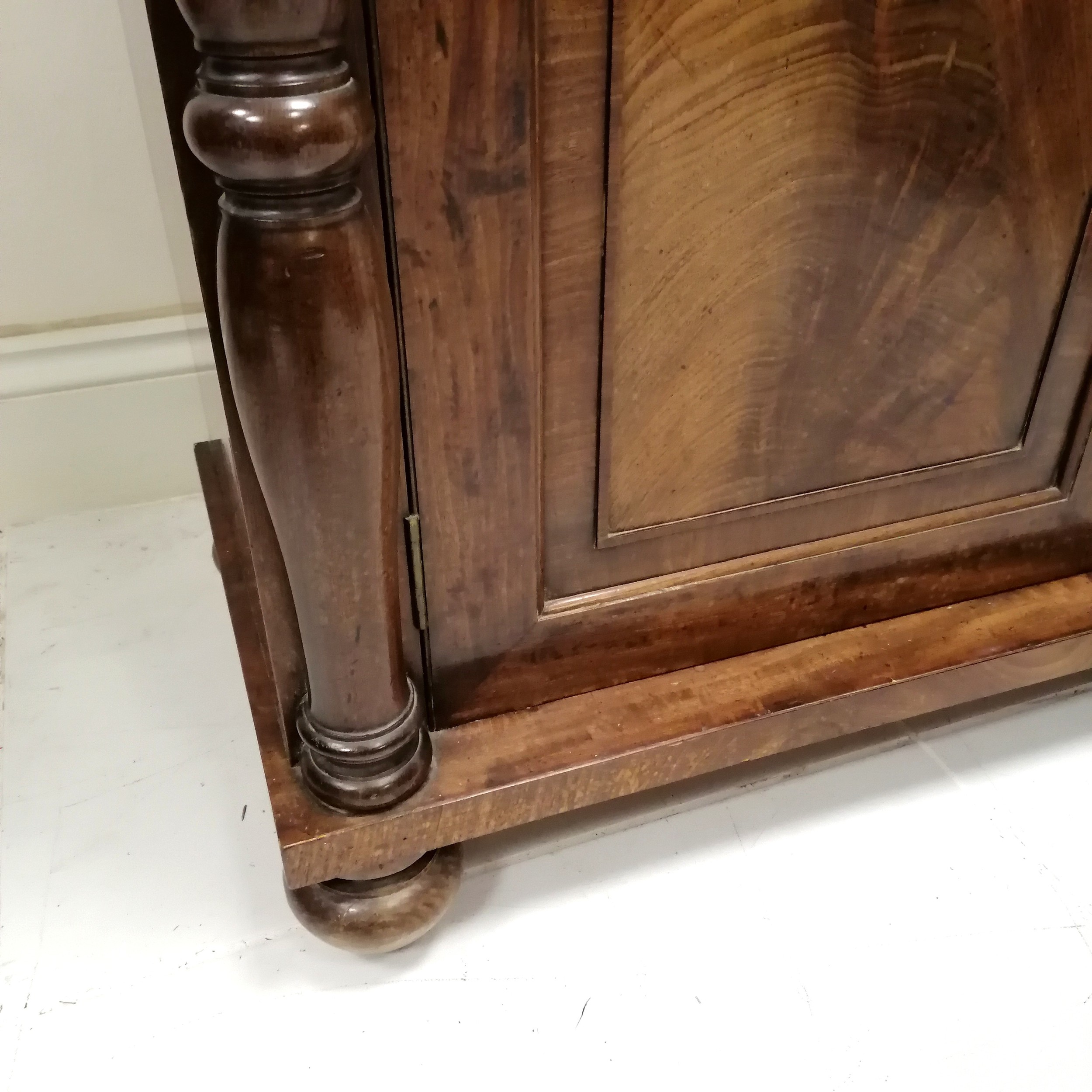 Antique mahogany chiffonier, 2 tier shelf above 2 door cupboard, flanked by turned column - Image 2 of 4
