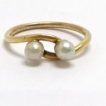 Unmarked gold (touch tests as 18ct) crossover pearl set ring - size M & 2.2g total weight