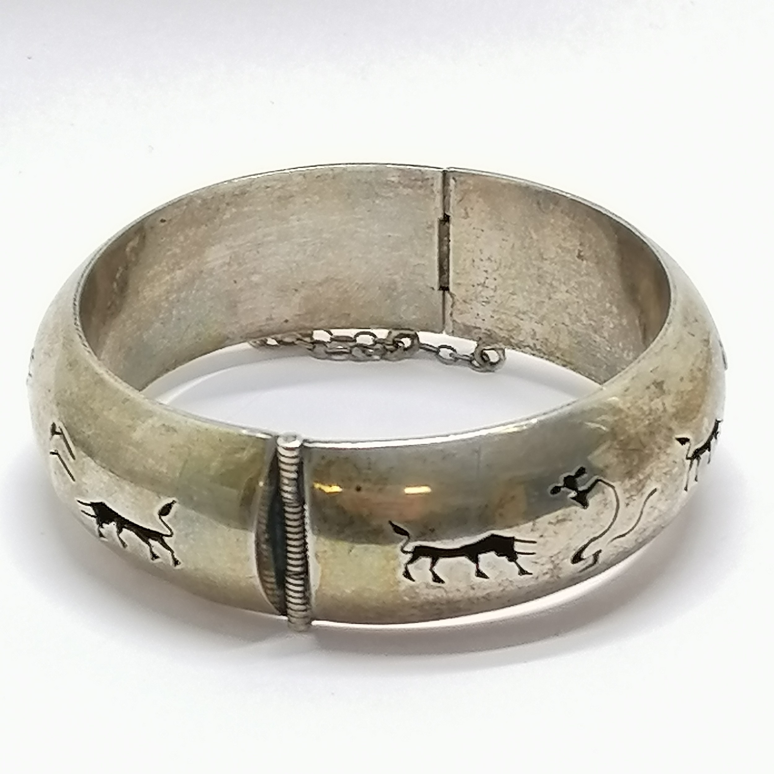 Mexican sterling silver bangle with cut-out bullfighting detail - 5.8cm internal diameter & 44g - Image 2 of 3