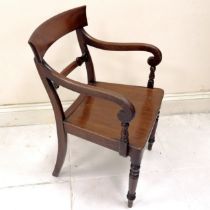 William IV mahogany carver chair with solid wood seat, on turned legs, in good condition, 51 cm wide