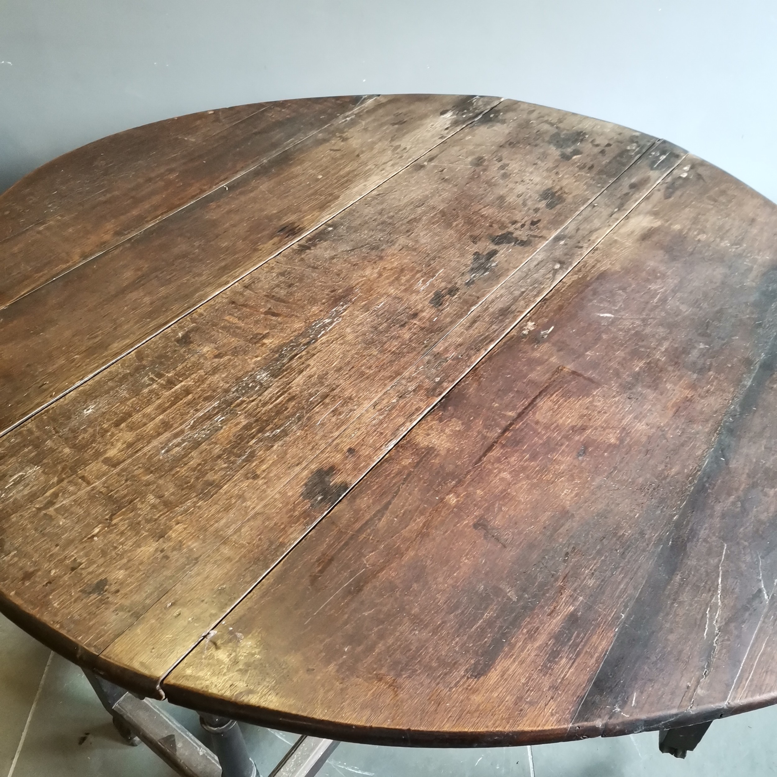 Antique oak gateleg dining table, on turned supports, resting on shaped feet, 137cm wide x 156cm - Image 3 of 4