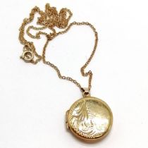 9ct hallmarked gold locket pendant with engraved detail to front on an unmarked gold 42cm