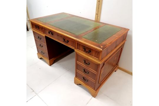 Reproduction pedestal desk with green leather inserts - 138cm long x 76cm wide x 79cm high - 1 small - Image 4 of 4