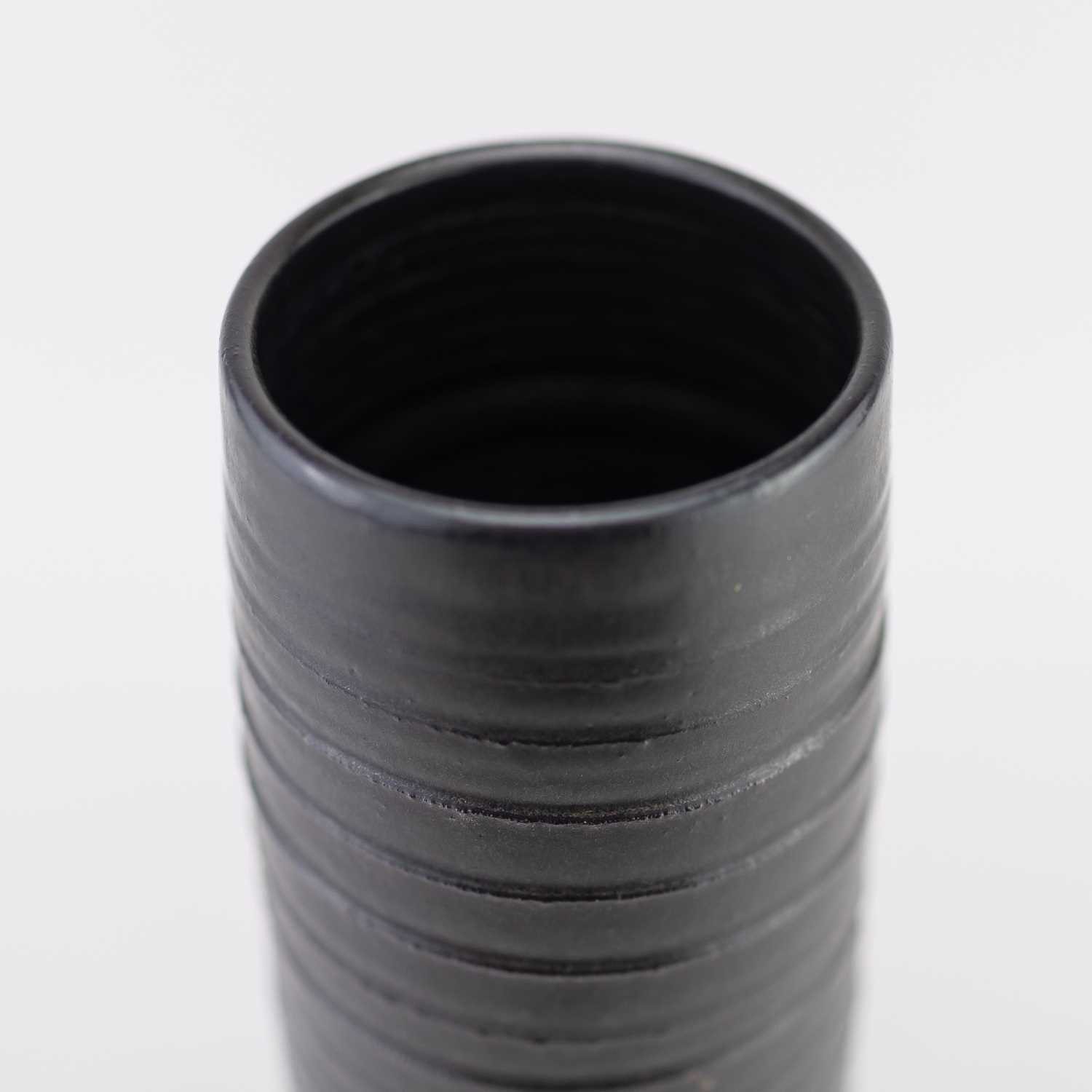 † JOHN SOLLY (1928-2004); a tall cylindrical stoneware vase with pronounced ribbing covered in - Image 5 of 6