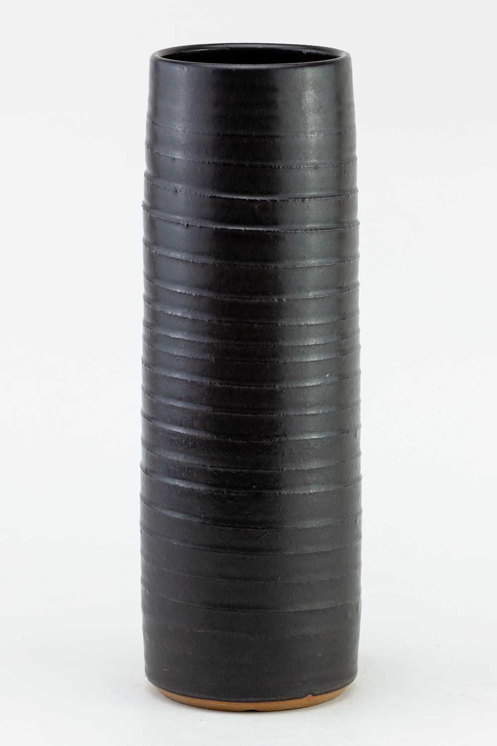 † JOHN SOLLY (1928-2004); a tall cylindrical stoneware vase with pronounced ribbing covered in - Image 3 of 6