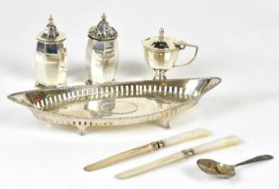 BARKER BROS; an Edward VII hallmarked silver inkstand of oval form with pierced body (lacking