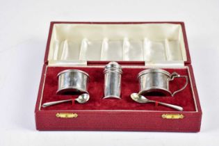 DEAKIN & FRANCIS; a hallmarked silver three piece cruet with two condiment spoons, Birmingham 1972/