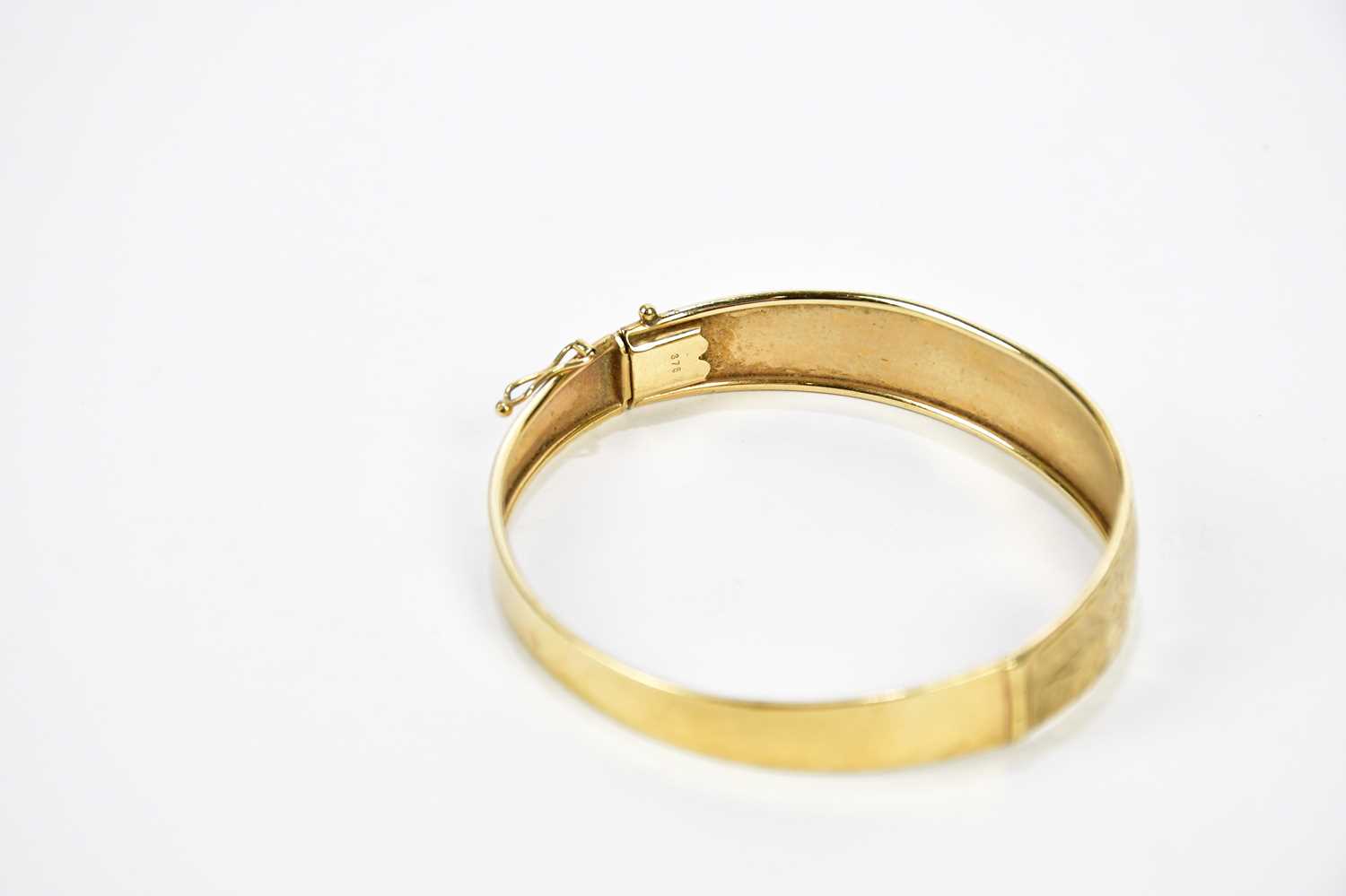 A yellow metal snap bangle stamped 375, approx 9.5g. - Image 3 of 3