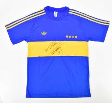 DIEGO MARADONA; a Boca Juniors retro style football shirt, signed to the front, size L. Condition