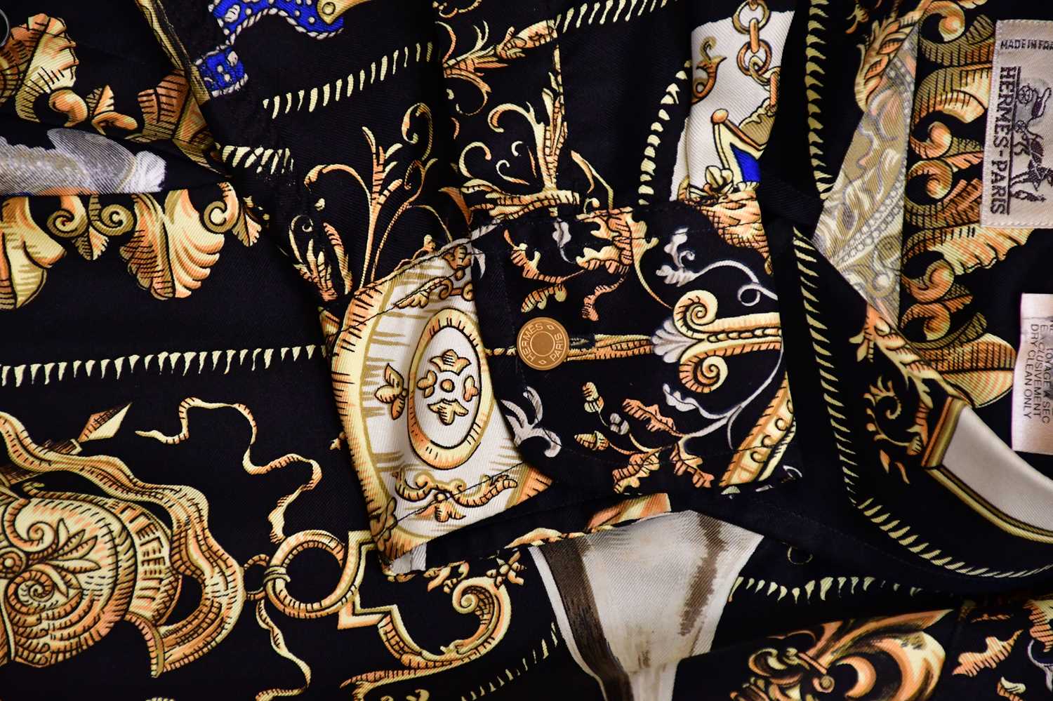 HERMÈS; a 100% silk 'Ludovicus Magnus' shirt, designed by F. De La Perriere, in mainly black, gold - Image 4 of 4