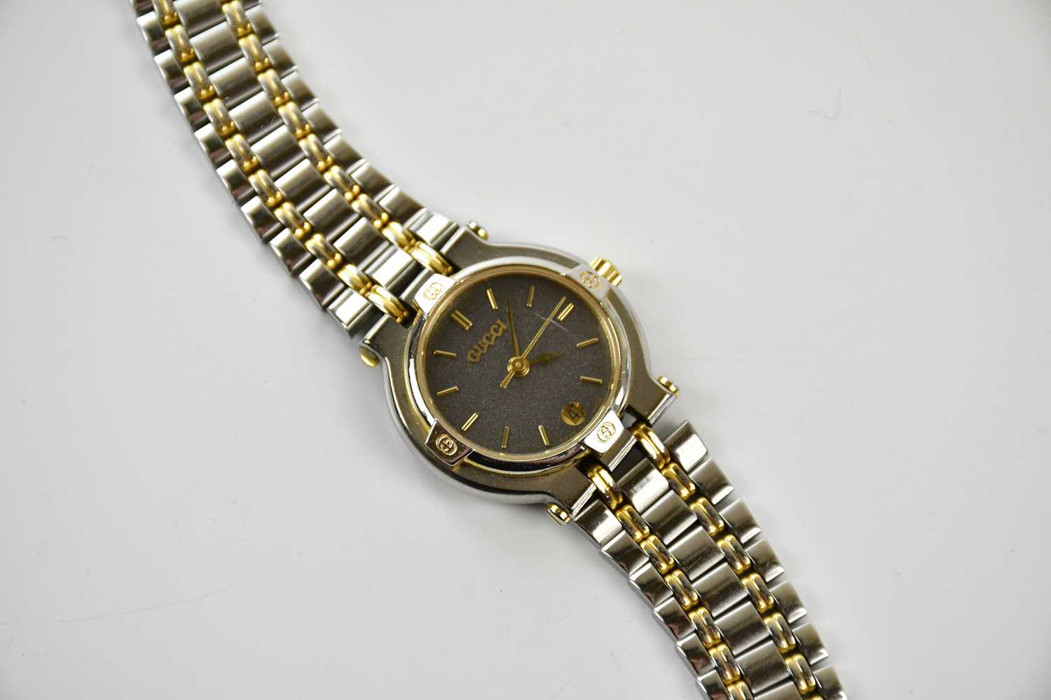 GUCCI; a vintage 9000L stainless steel and gold tone quartz wristwatch with black dial, 17cm strap - Image 2 of 3