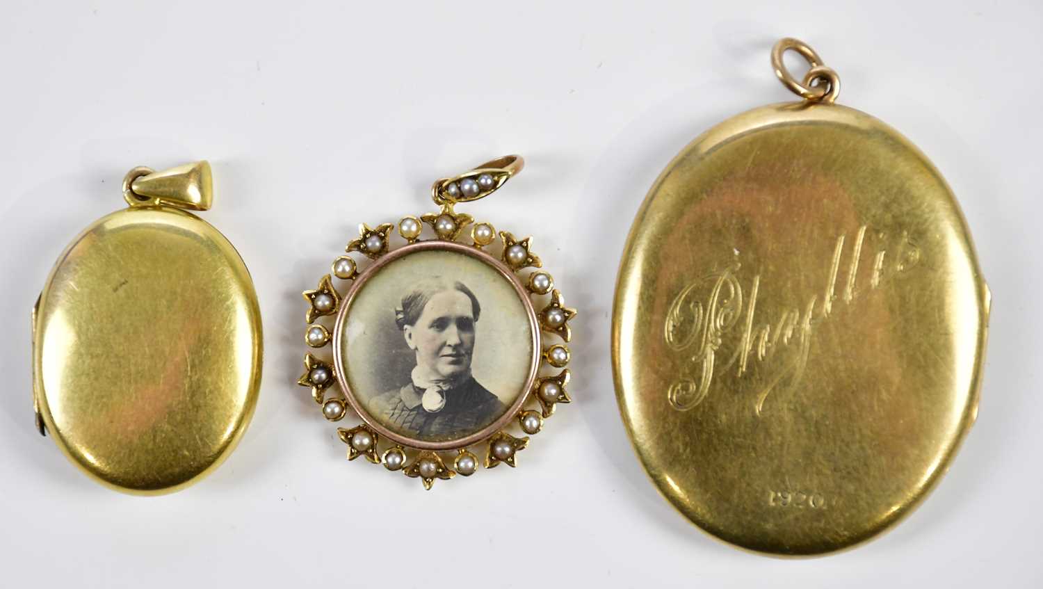 A 9ct yellow gold locket of oval form with engraved initials 'RE', approx 16.6g, a 15ct gold and - Image 2 of 2
