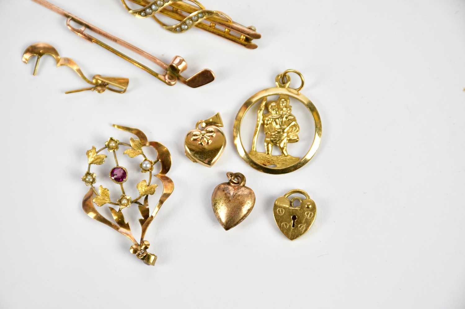 A group of 9ct gold and yellow metal comprising two brooches, a damaged Art Nouveau pendant, three - Image 3 of 3