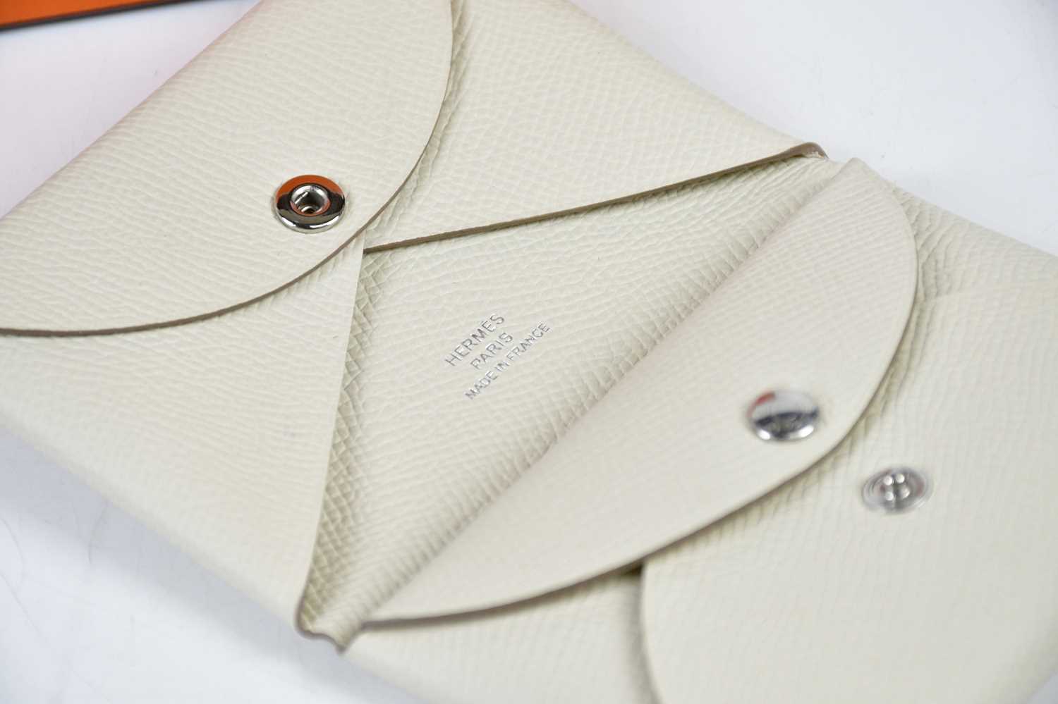 HERMÈS; an unused Calvi Epsom calfskin leather cream Duo compact card holder, in original box, 15 - Image 3 of 3