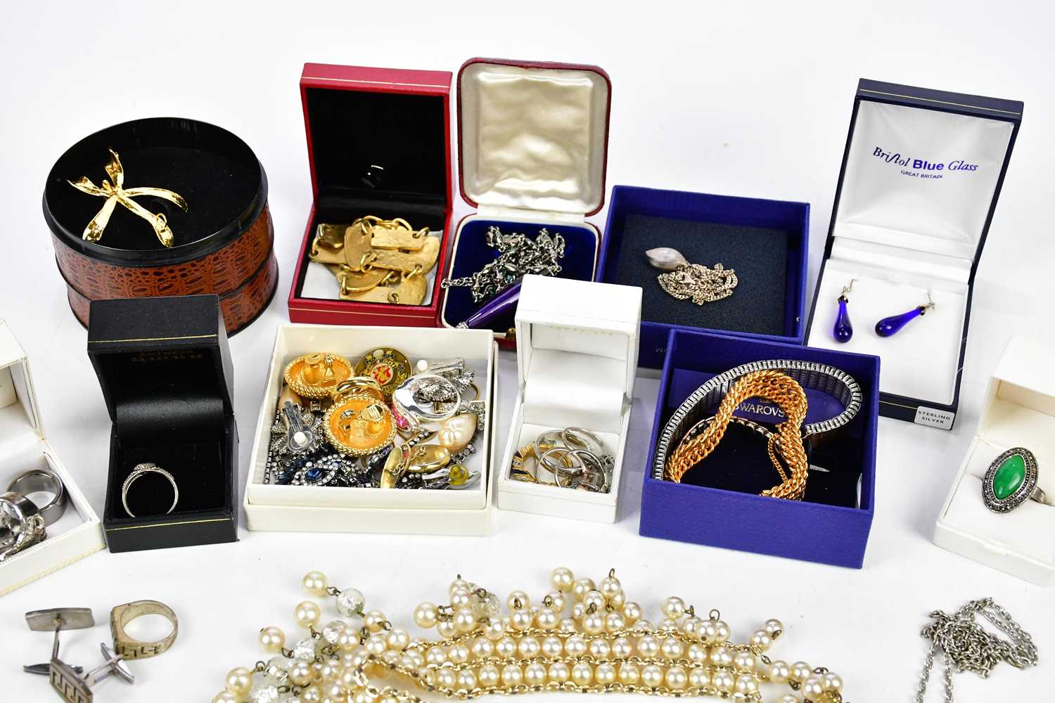 A small collection of costume jewellery to include rings, ear studs, necklaces, bracelets, etc. - Image 2 of 3