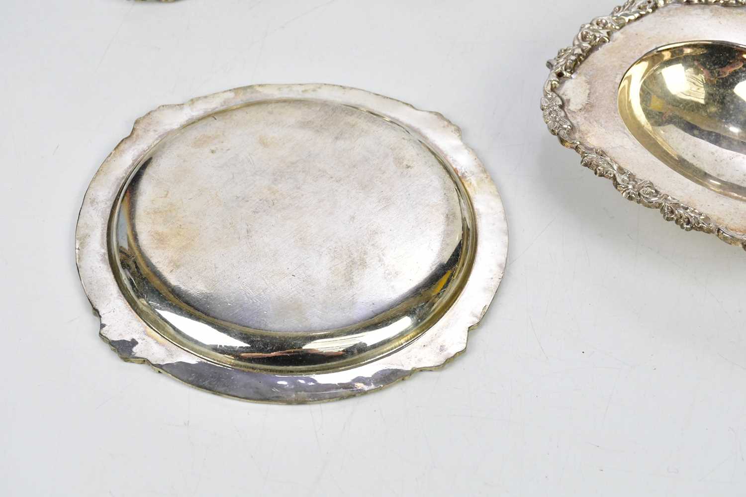 A small selection of white metal items, to include an oval dish with cast detailing, length 16cm. - Image 4 of 4