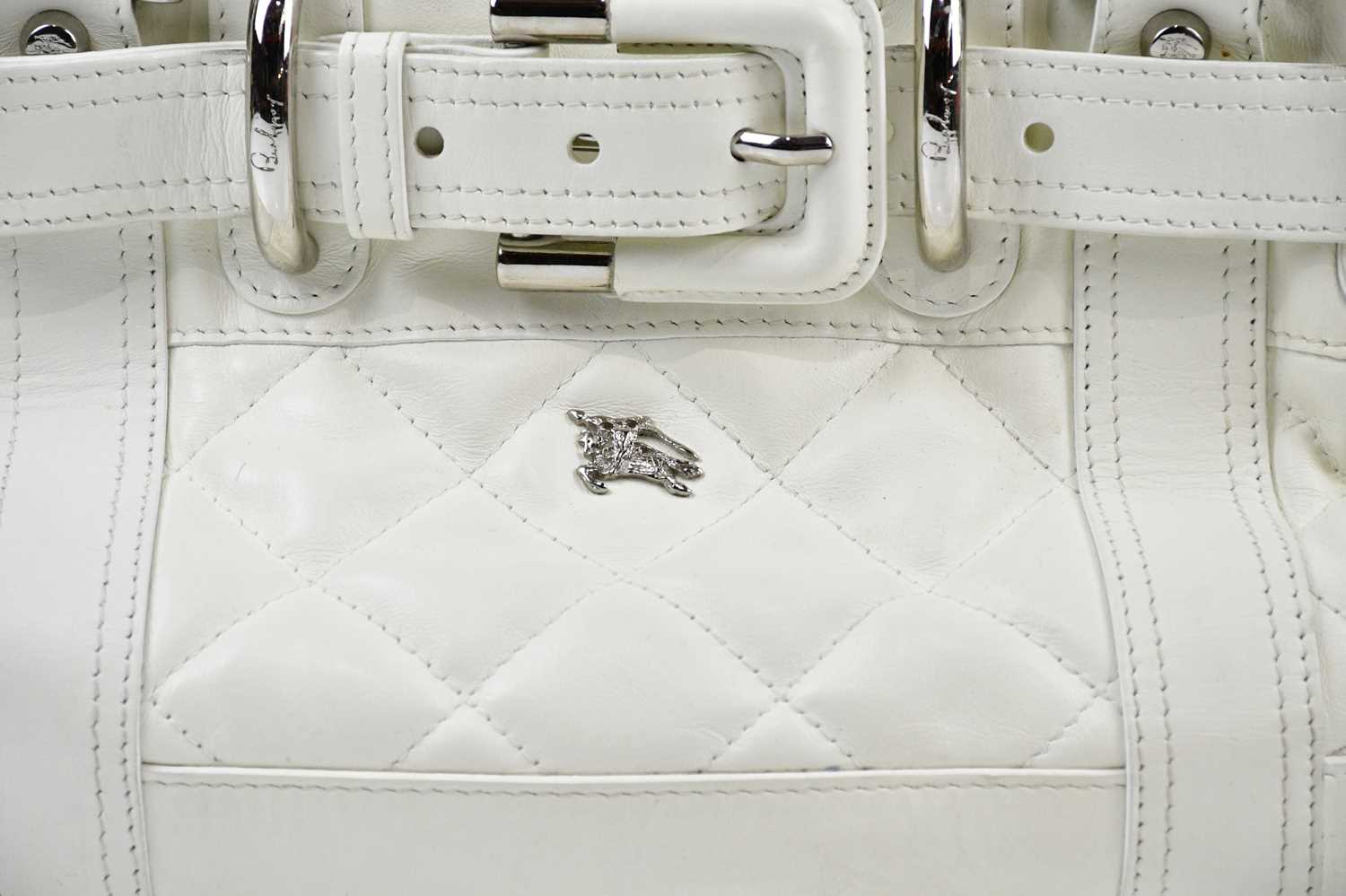 BURBERRY; a white calfskin leather quilted handbag with buckle embellishment, two top handles, - Bild 2 aus 3