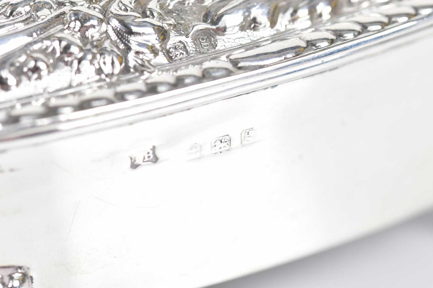 THOMAS BISHTON; an Edward VII hallmarked silver trinket box, the hinged lid with embossed Art - Image 4 of 4