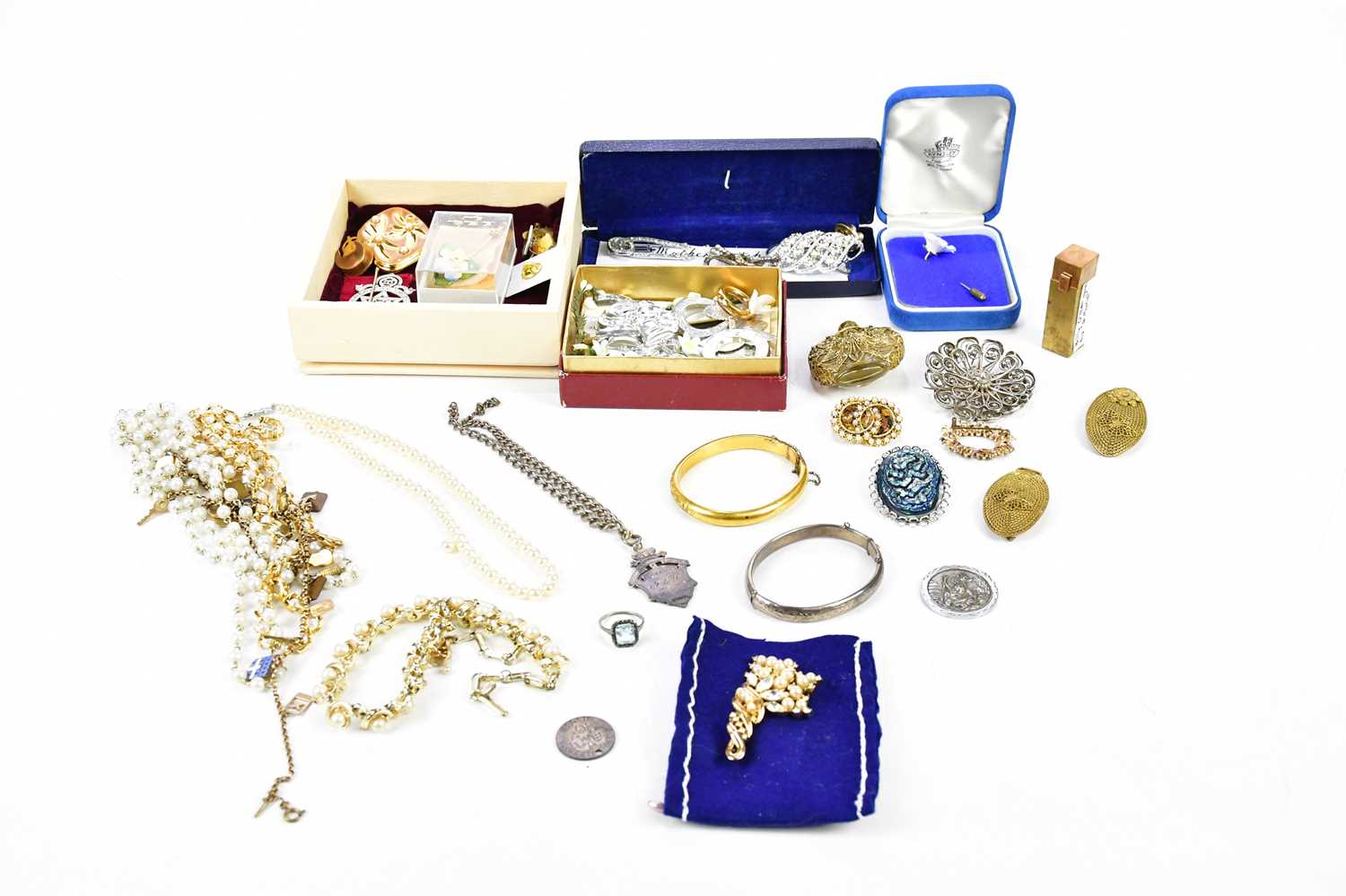 A small quantity of assorted costume jewellery, including simulated pearls, various badges, snap