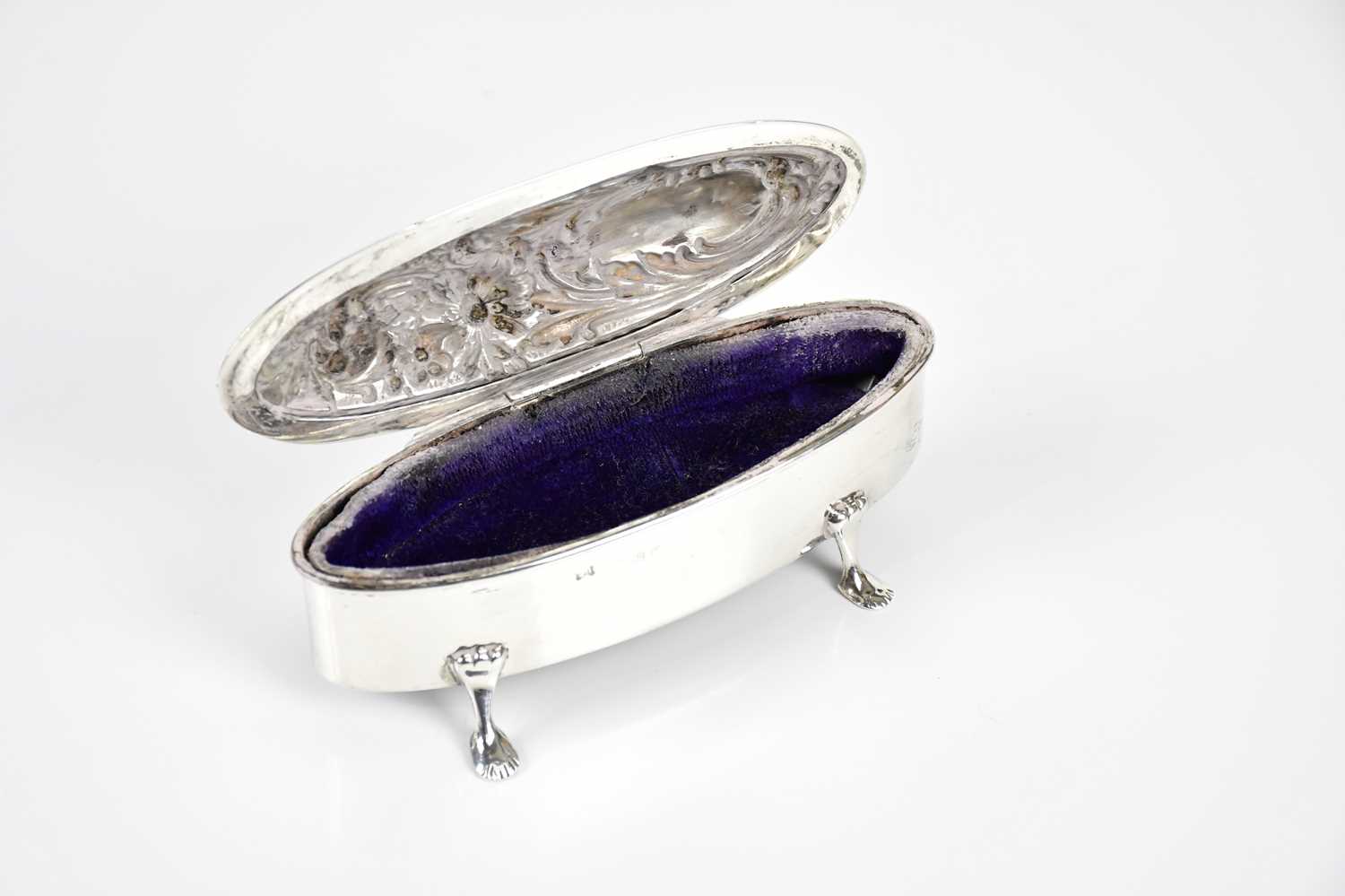 THOMAS BISHTON; an Edward VII hallmarked silver trinket box, the hinged lid with embossed Art - Image 3 of 4