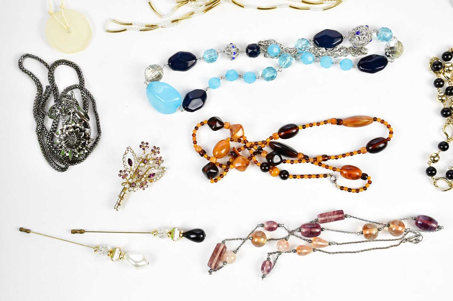 A small collection of costume jewellery including necklaces and pins. - Image 3 of 3