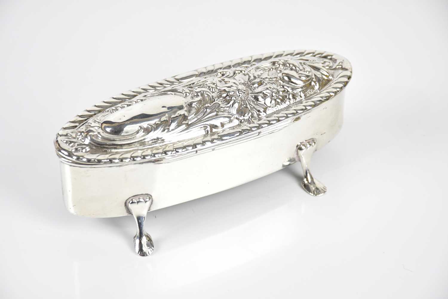 THOMAS BISHTON; an Edward VII hallmarked silver trinket box, the hinged lid with embossed Art - Image 2 of 4