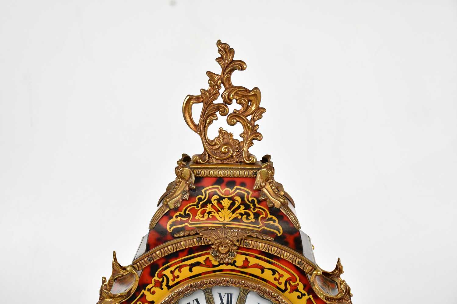 A reproduction Boulle work effect mantel clock in the Rococo style, the dial set with Roman - Image 5 of 9