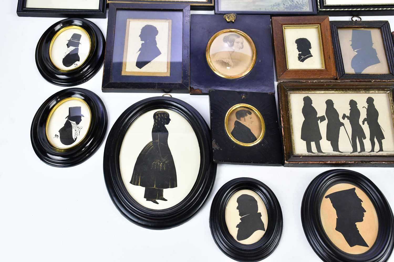 A collection of various silhouettes, including an example on painter's palette, 17 x 13cm. Condition - Image 5 of 5