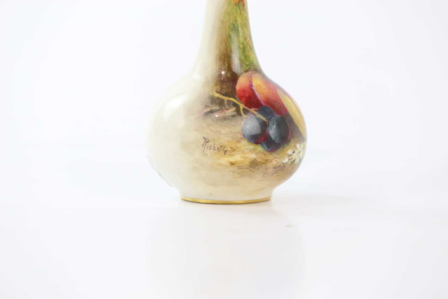 WILLIAM RICKETT FOR ROYAL WORCESTER; a hand painted bud vase decorated with fruits, height 13cm. - Bild 3 aus 4