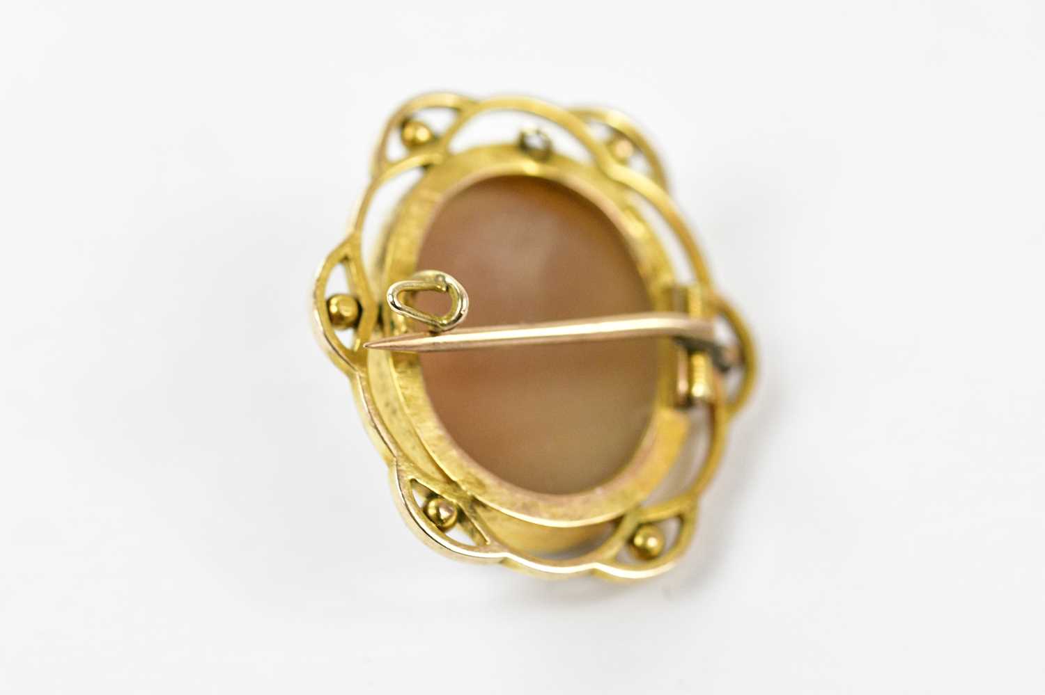 A 9ct gold mounted cameo style brooch and a yellow metal bow brooch, unmarked (2). - Bild 5 aus 5